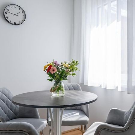 Elegant 1Br Flat With Balcony By Hm Apartment Viena Exterior foto