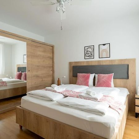 Elegant 1Br Flat With Balcony By Hm Apartment Viena Exterior foto