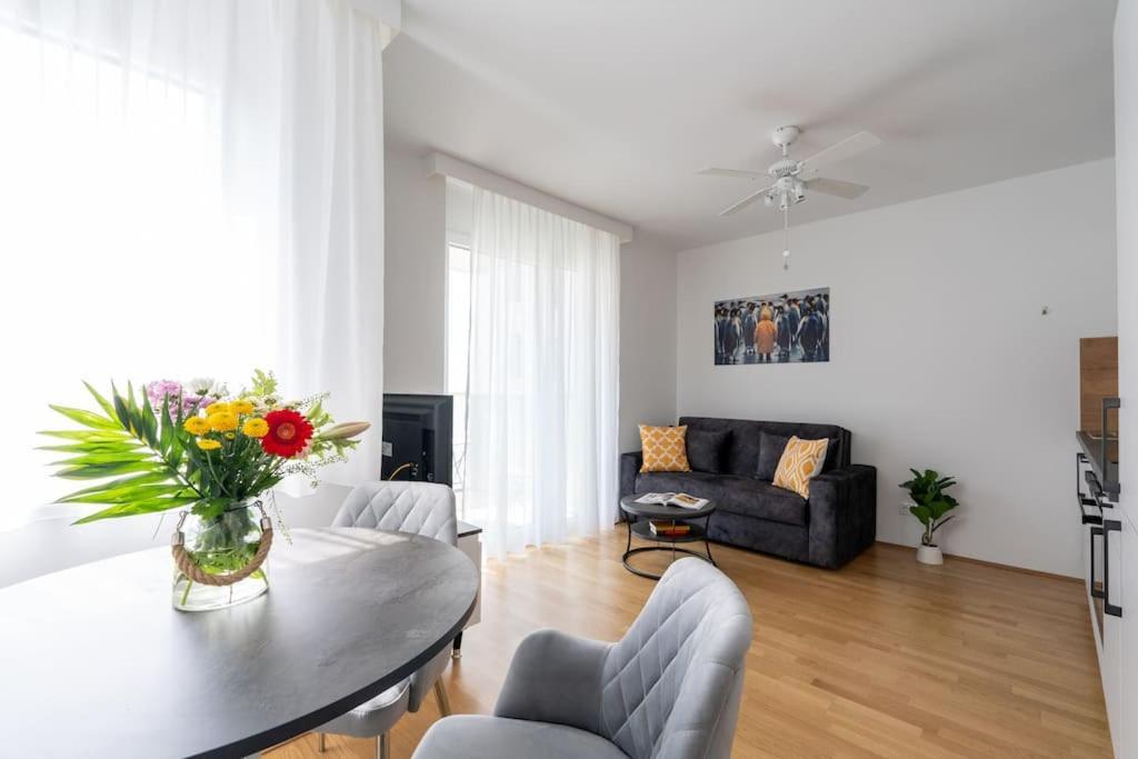 Elegant 1Br Flat With Balcony By Hm Apartment Viena Exterior foto