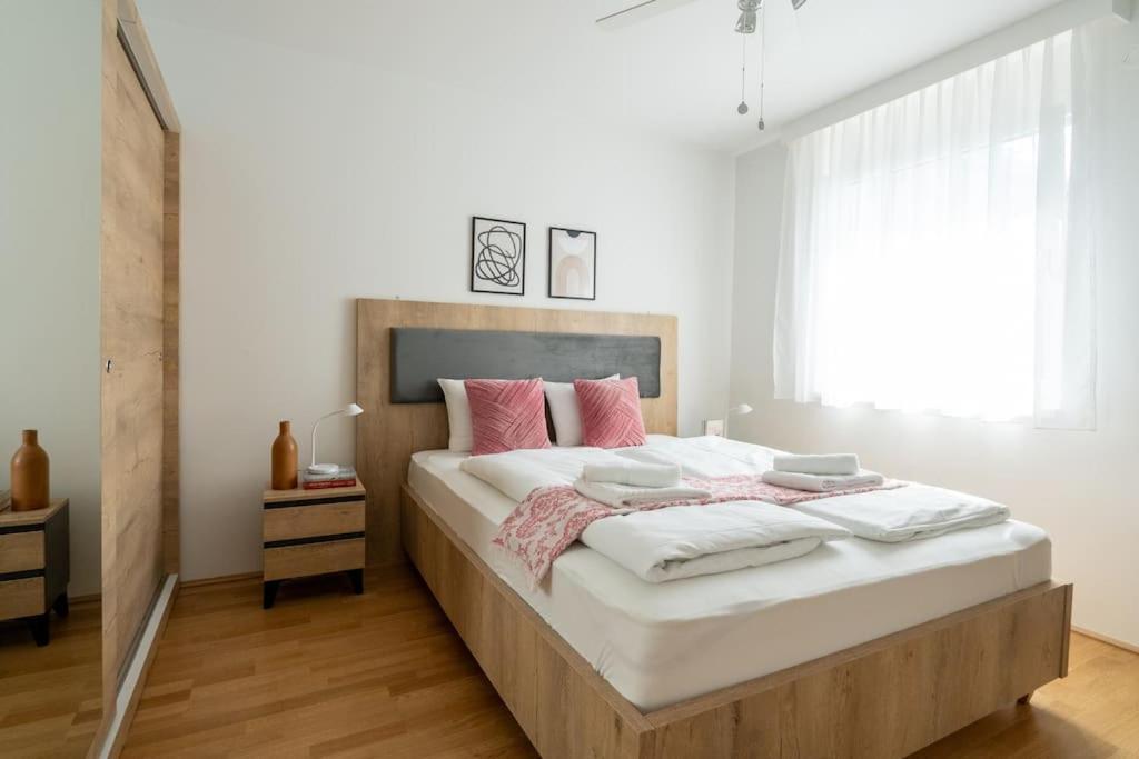 Elegant 1Br Flat With Balcony By Hm Apartment Viena Exterior foto