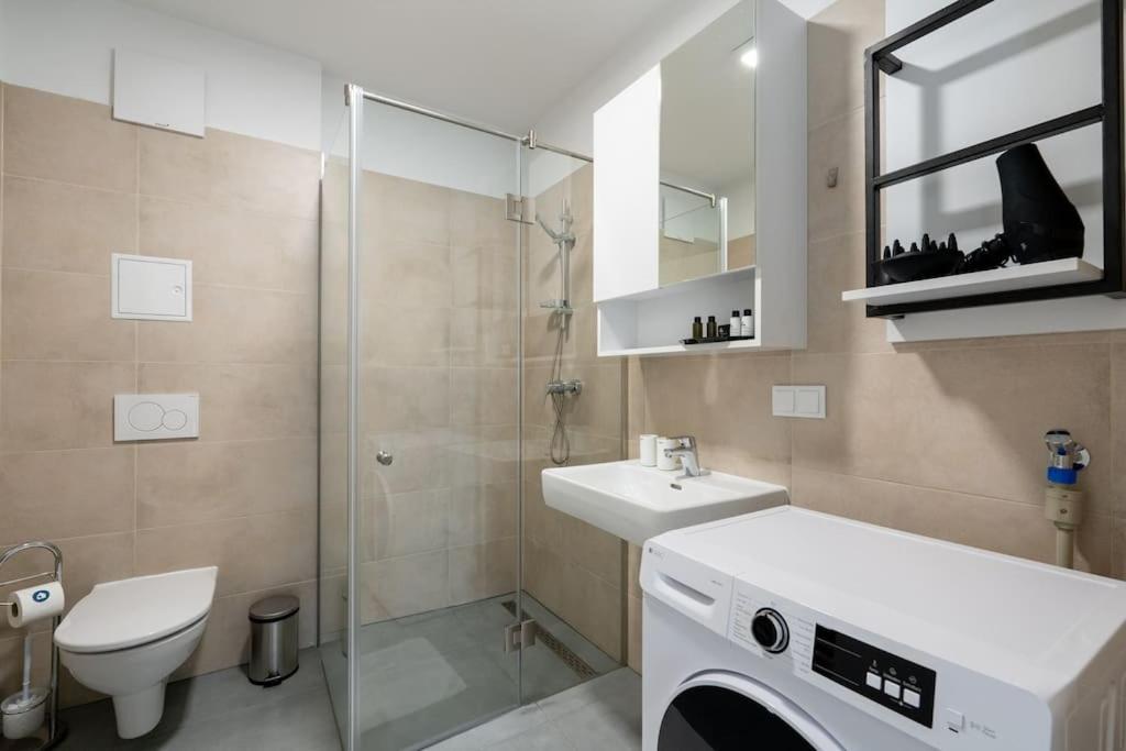 Elegant 1Br Flat With Balcony By Hm Apartment Viena Exterior foto