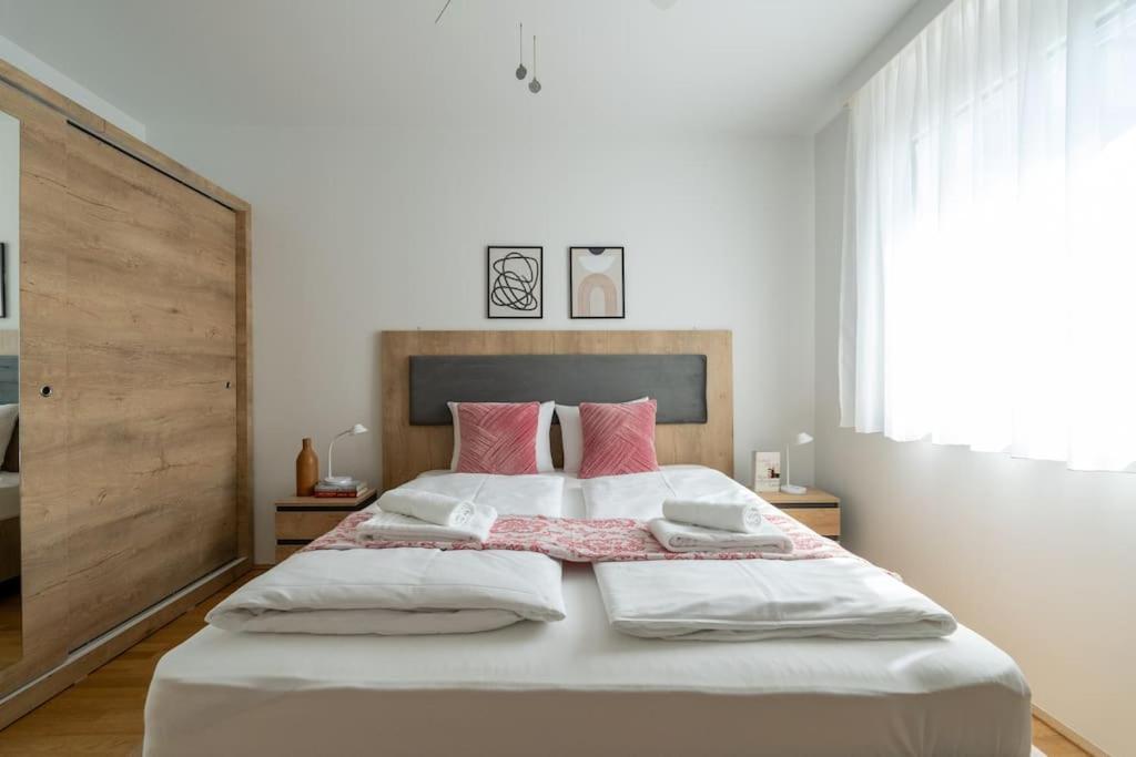 Elegant 1Br Flat With Balcony By Hm Apartment Viena Exterior foto
