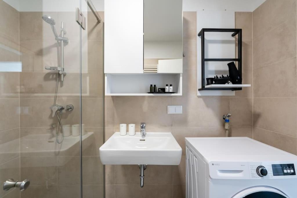Elegant 1Br Flat With Balcony By Hm Apartment Viena Exterior foto